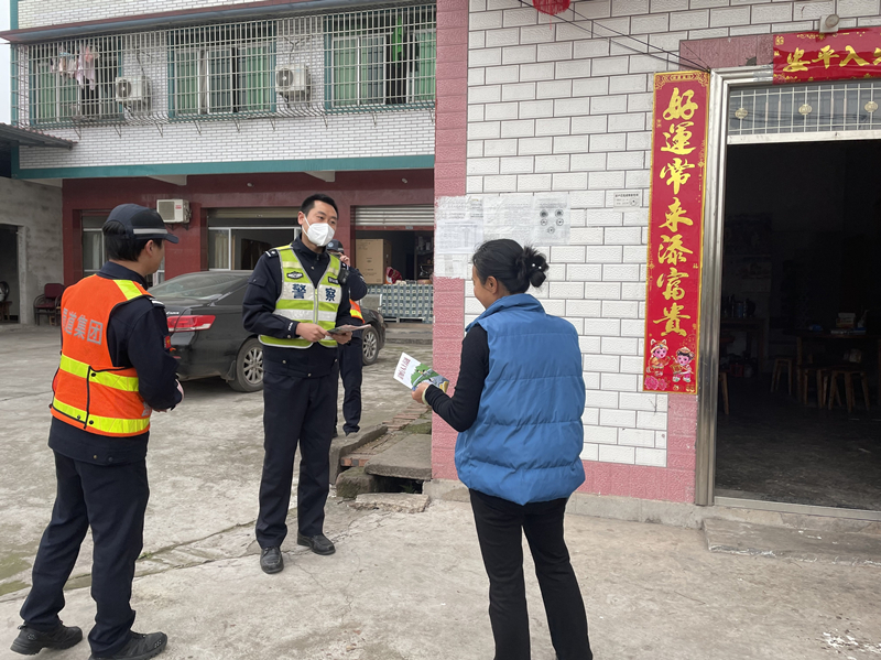 成渝高速内江联勤办开展“两会”期间交通安全宣传