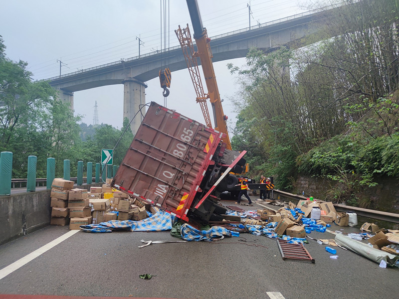 成都管理处及时处置货车侧翻事故
