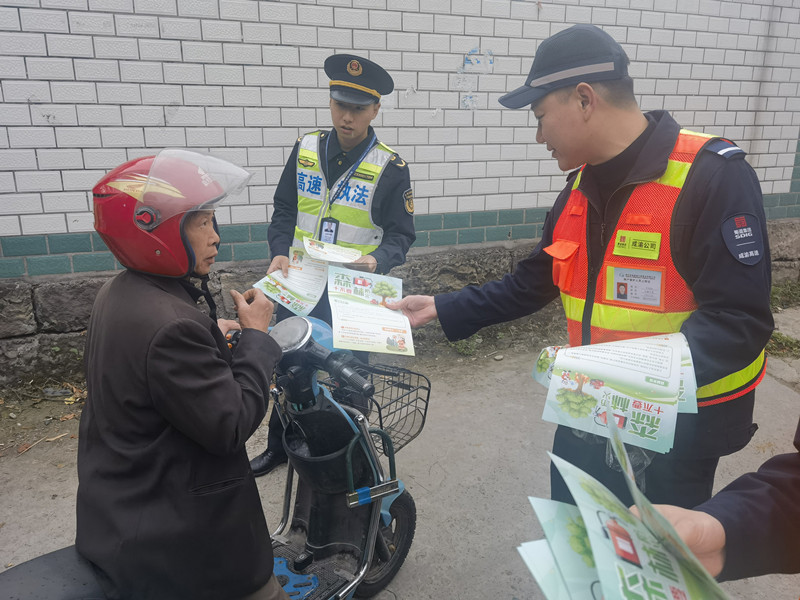 成渝高速内江联勤办进村社开展森林防火安全宣传