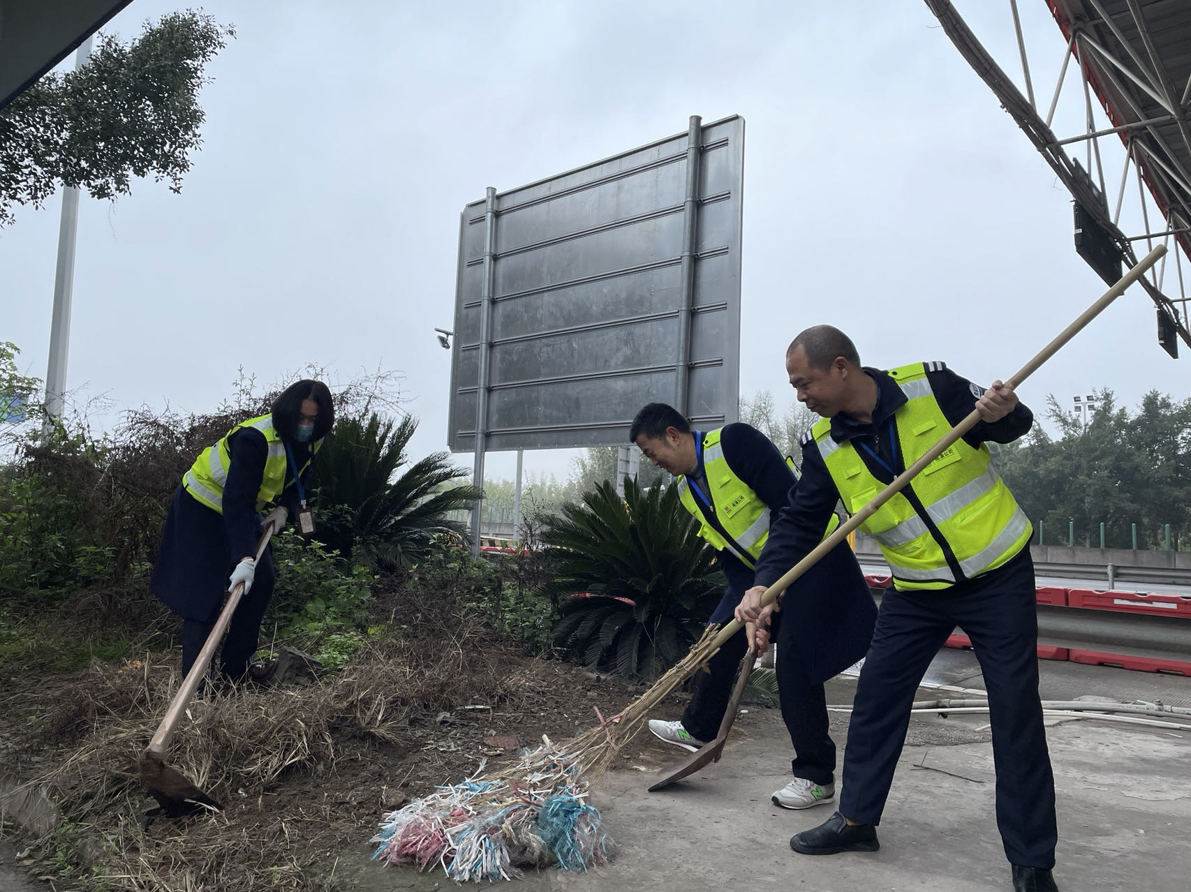 春风送暖 “植”此青绿 成渝高速渔箭收费站开展绿化行动