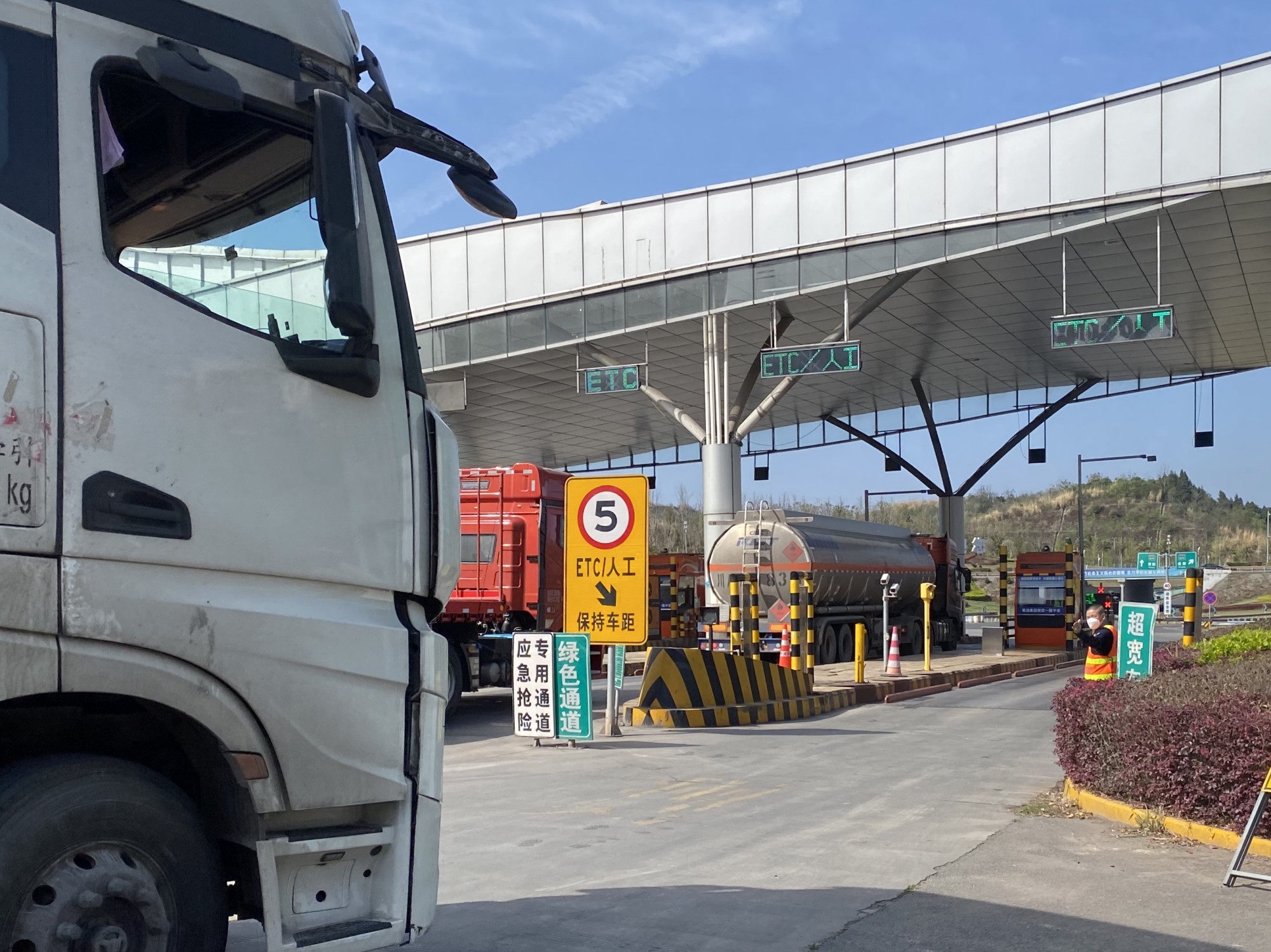 成渝高速简阳北收费站开展缓堵保畅应急演练