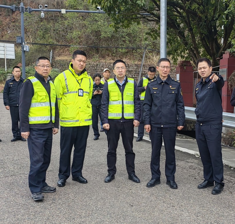 四川省交通运输综合行政执法总队第一支队督导成渝高速成都段环境治理工作