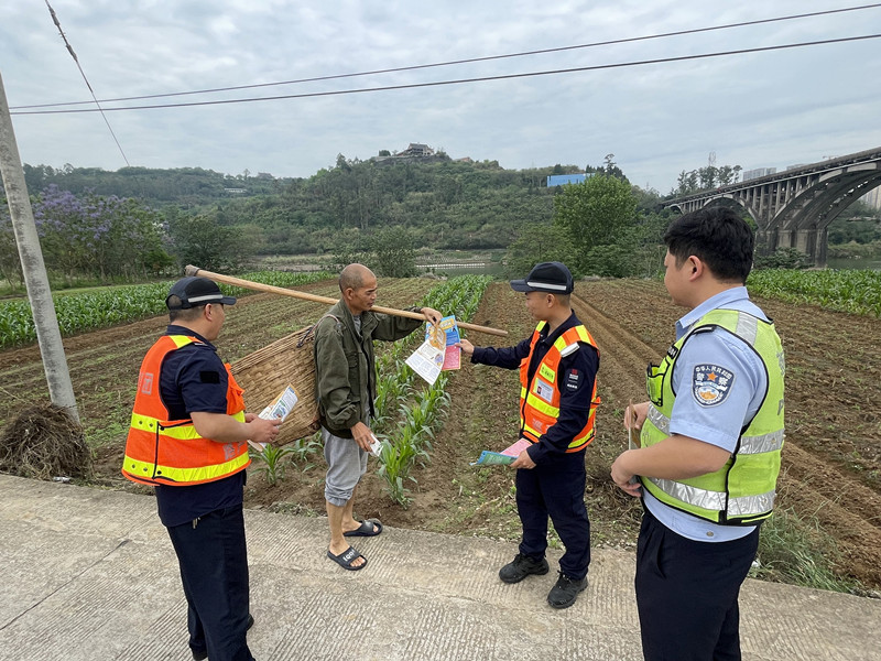 成渝高速内江联勤小组送防灾减灾知识进村社