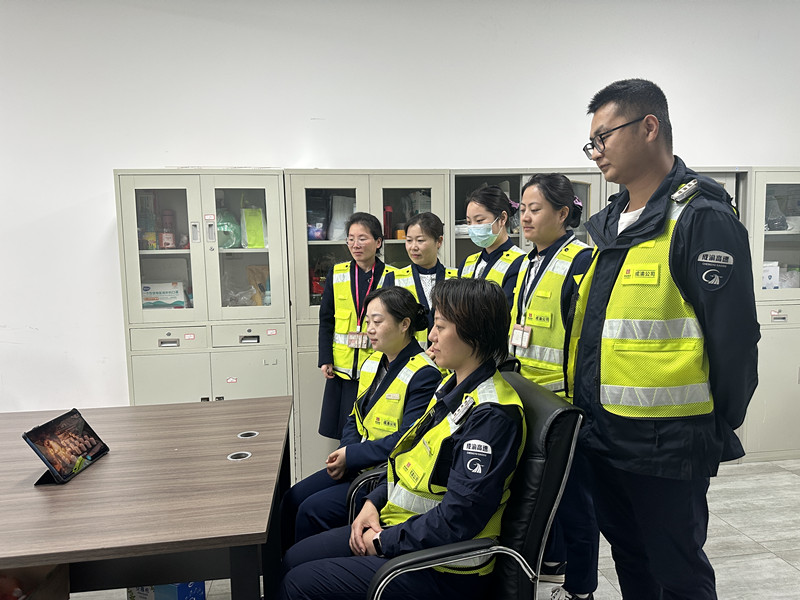 成渝高速成都收费站青安岗班组组织开展安全培训