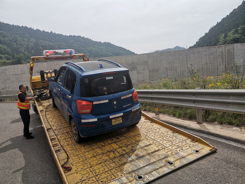 成都管理处“四强化”推进高速公路行人上路专项整治行动