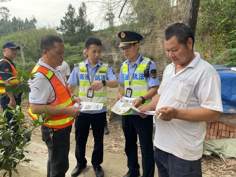 成渝高速资阳联勤办开展“进村社”安全宣传走访活动