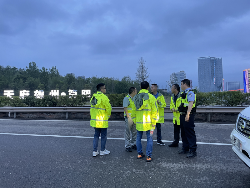 6.16+王明君 晏玉+公司圆满完成成渝高速成都段广告牌拆除整治工作