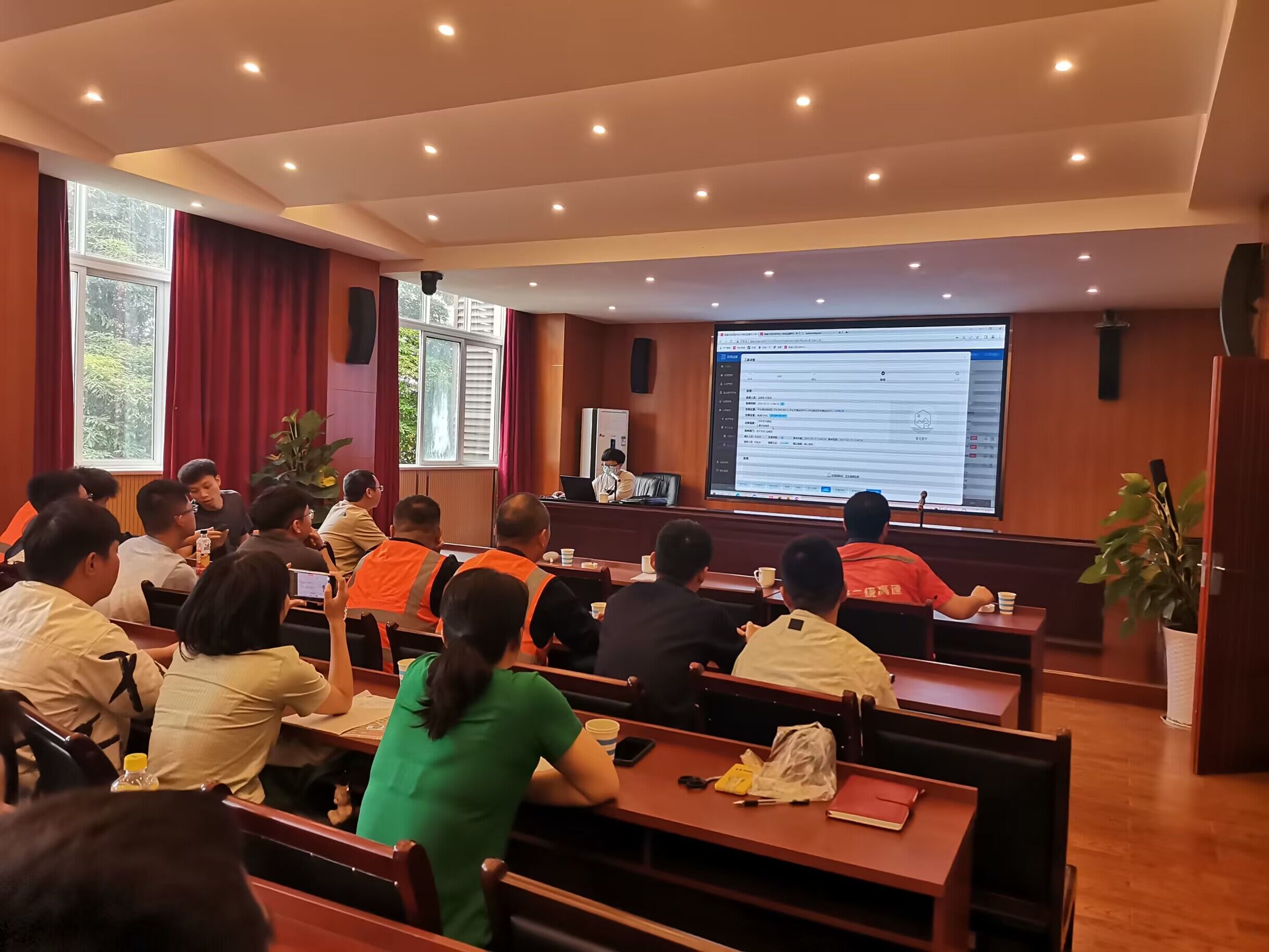 成渝公司营运科创中心赴蓉城第二绕城高速开展一体化运营平台操作培训工作