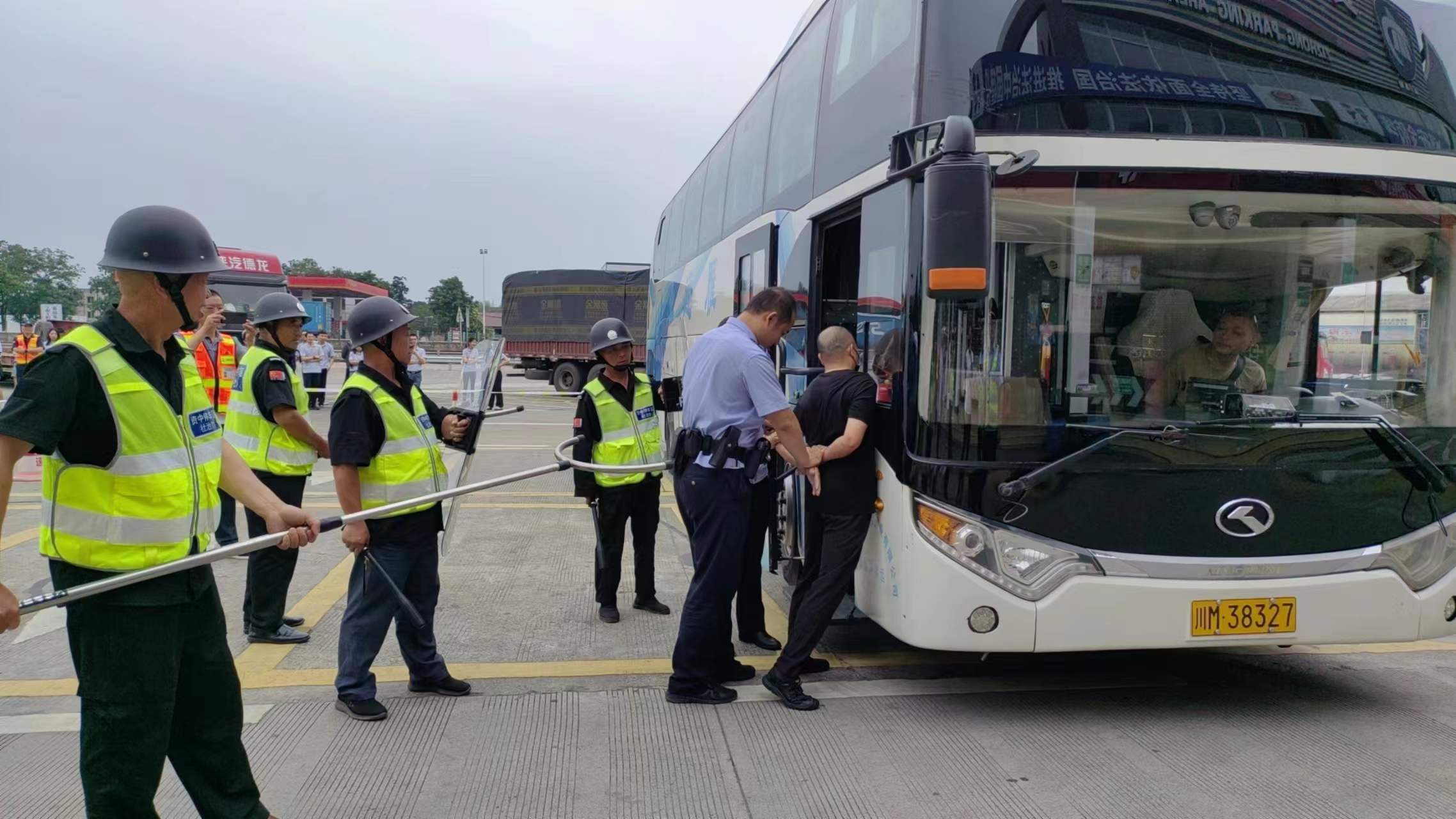 成渝高速资阳联勤办联合地方政府开展应对暴力袭击事件应急处置演练