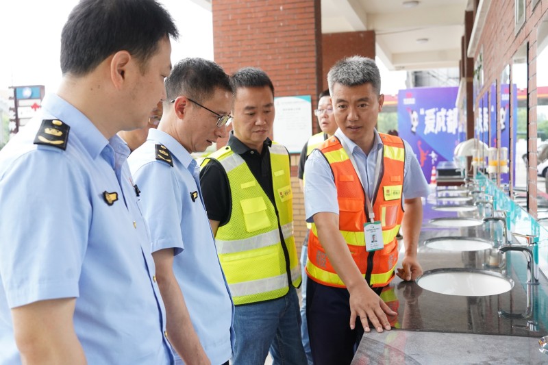 四川省交通运输综合行政执法总队第一支队督导成渝高速成都段路域环境提升暨成都大运会服务保障工作
