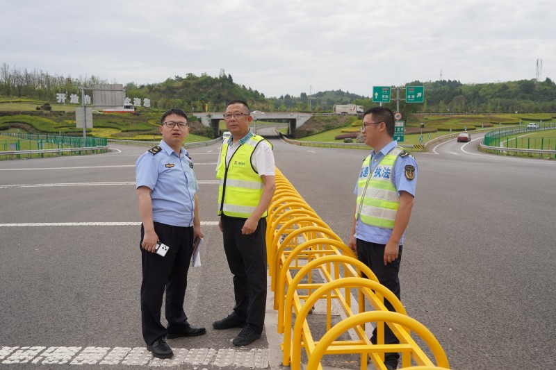 6.30+晏玉+厅高管局运行处检查成渝高速大运会专用（优先）通道标志标牌安装设置情况