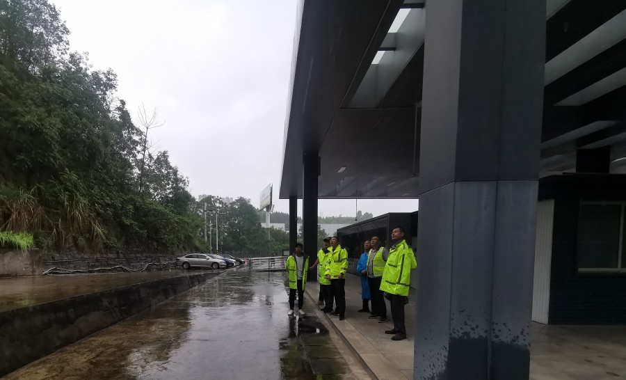 成渝分公司党委委员、副总经理邓勇带队开展汛期养护巡查