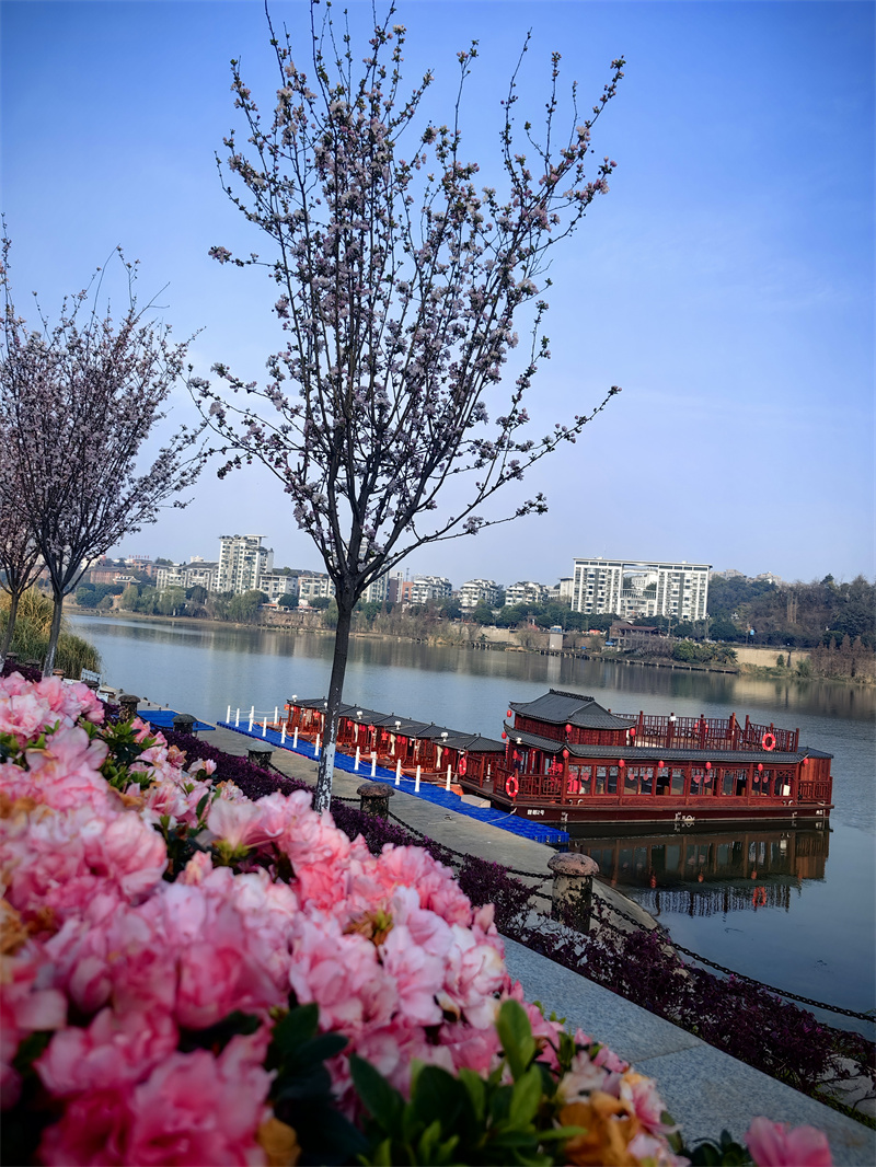 沱江河畔——四川成渝高速公路股份有限公司成渝分公司曾萍