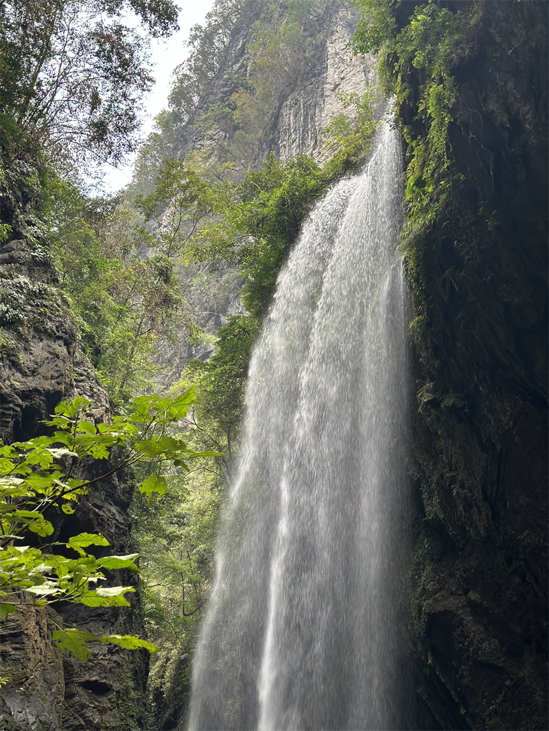 小瀑布——四川成渝高速公路股份有限公司成渝分公司覃敏