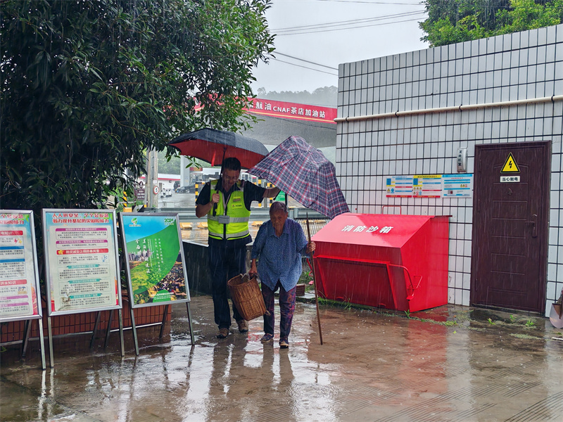 雨中帮老人+成都管理处+廖琴