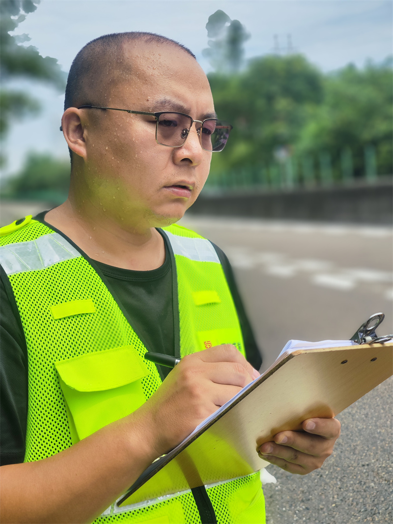 烈日下的坚守——四川成渝高速公路股份有限公司成渝分公司李刘勇