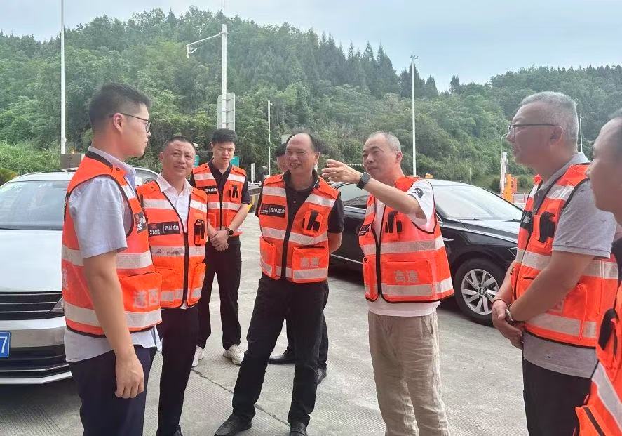蜀道集团路网运行中心赴公路运营一分公司开展交互式智慧收费站运行情况调研