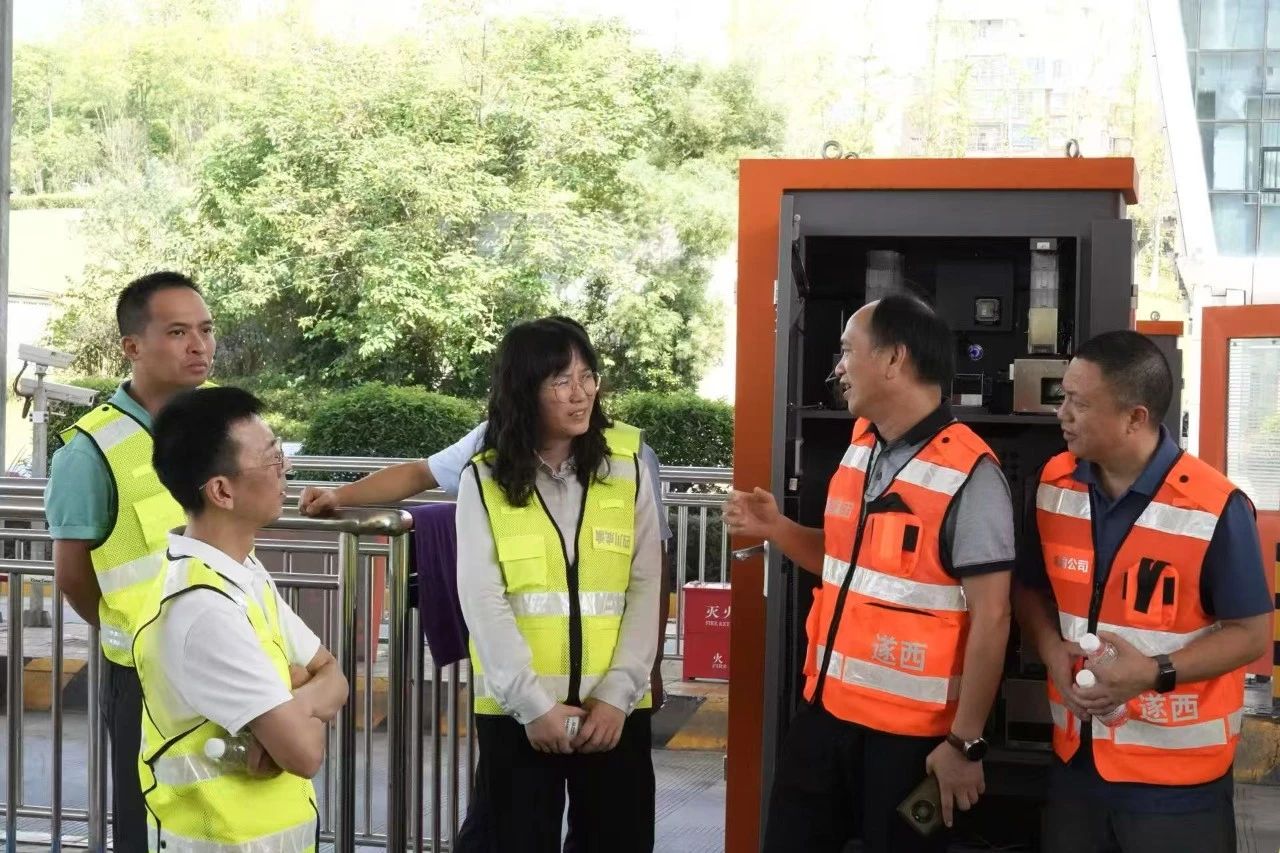 成渝公司执行董事毛渝茸到公路运营一分公司开展收费运营工作现场办公
